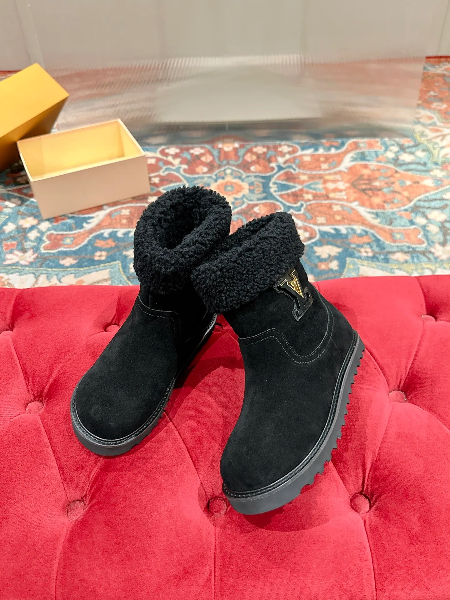 👟👟Ex-factory price 780👟👟 Louis Vuiton·Louis Vuitton 2025ss new LV Aspen Line series wool thick-soled Chelsea short boots fur boots snow boots Martin boots Original purchase, development and production This LV snow boots adopt the original lasting method. The materials are all original ones. Pay attention to the difference between the lower version and the molded rubber sole. The upper is decorated with three-dimensional carvings, which is full of high-end. The upper foot is really beautiful. ▪️Fabric: Cow suede/presbyopia leather ▪️Inner lining: original wool lining ▪️Outsole: original molded outsole ▪️Size: 35-40 (40 customized, non-returnable)